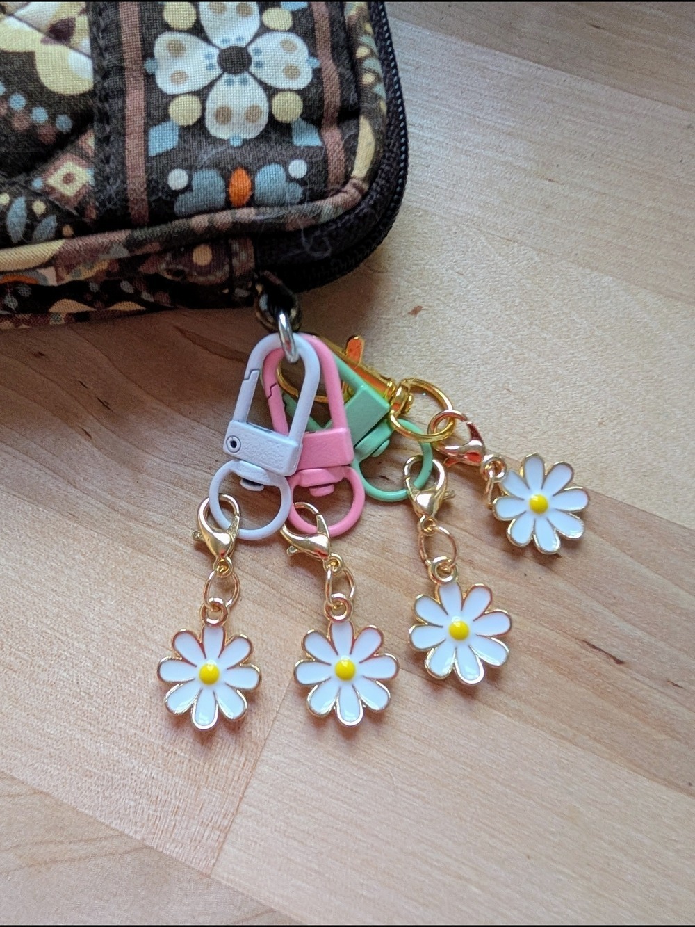 Pink Keychain with White Daisy Charm - Picture 3 of 3